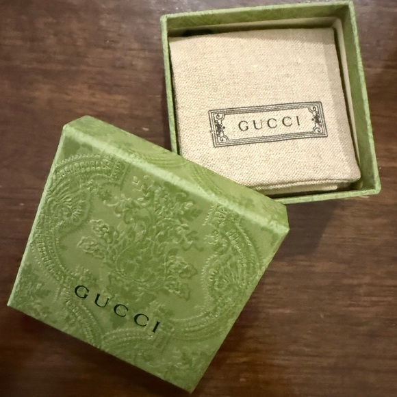 Authentic Gucci - Elegant Gold Hoop Earrings - Picture 6 of 6